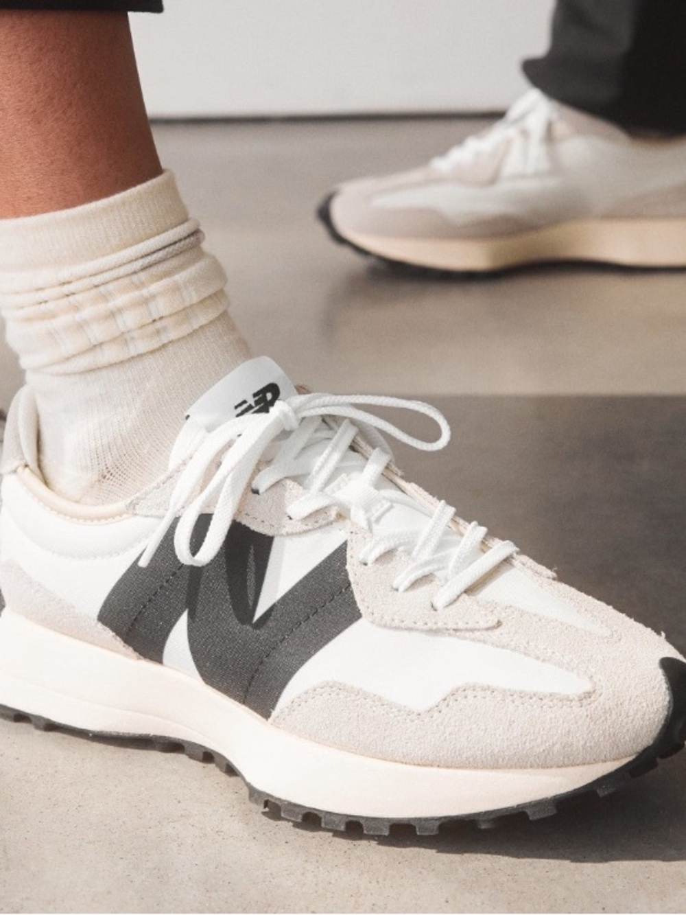 New Balance 327
Streetwear/Athletic
Lifestyle Shoes
Size 6.5 Men/8 Women